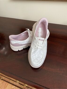 Skechers Women’s White Quilted Slip-On Sneakers with Light Pink Trim.  Brand new